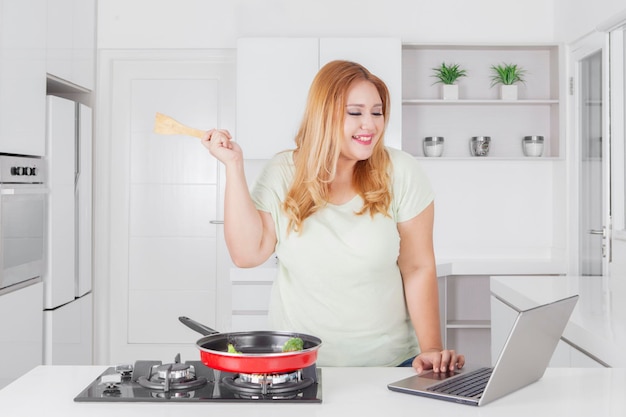 Kobieta gotująca w kuchni